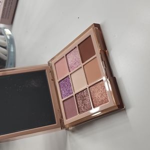 Huda Beauty nude light eyeshadow palette